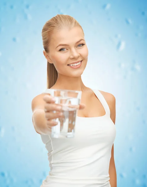 Joven mujer sonriente con vaso de agua —  Fotos de Stock