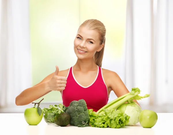 Vrouw toont duimen omhoog met biologisch voedsel — Stockfoto