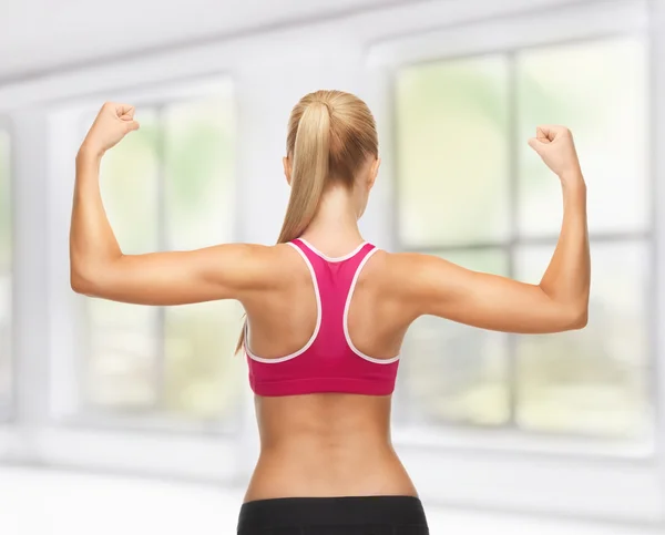 Deportiva mujer mostrando sus bíceps — Foto de Stock