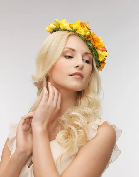 Mulher usando coroa de flores — Fotografia de Stock