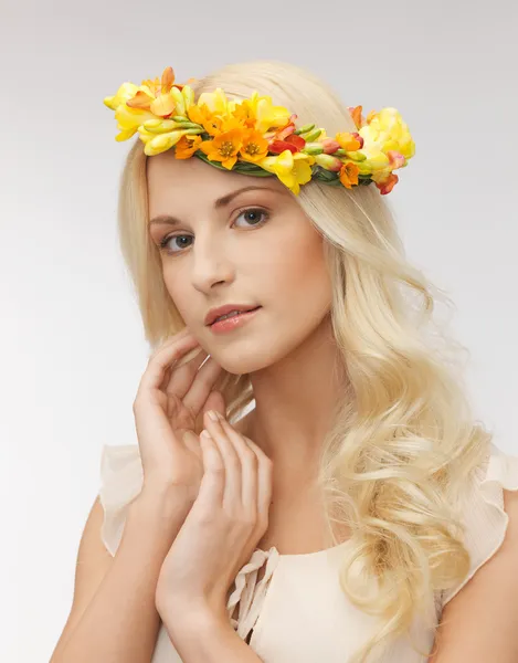 Mulher usando coroa de flores — Fotografia de Stock