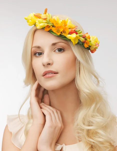 Mulher usando coroa de flores — Fotografia de Stock