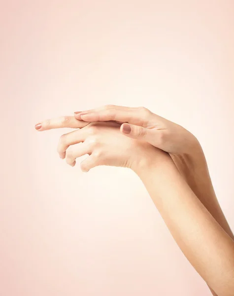 女性の柔らかい肌の手 — ストック写真
