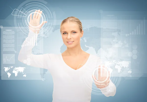 Geschäftsfrau berührt virtuellen Bildschirm — Stockfoto