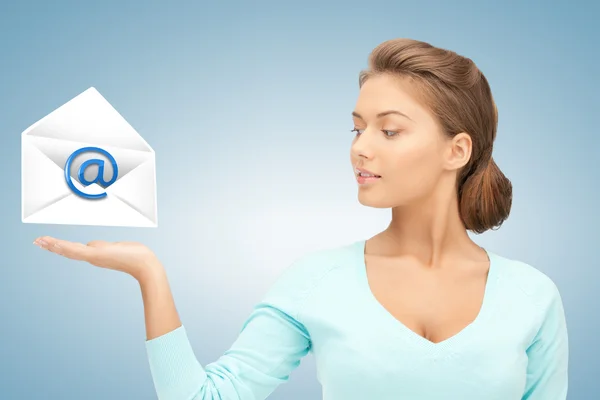 Frau zeigt virtuellen Umschlag — Stockfoto