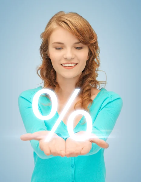 Девушка показывает признаки процента в руке — стоковое фото