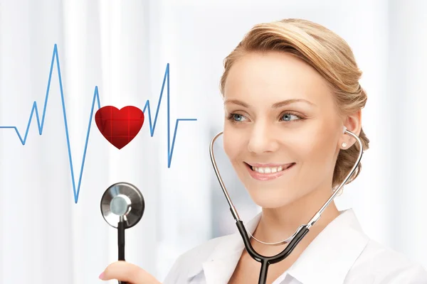 Arzt hört auf Herzschlag — Stockfoto