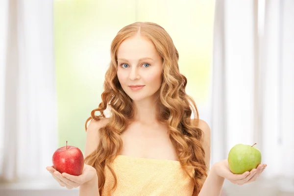 Mujer hermosa joven con manzanas verdes y rojas —  Fotos de Stock