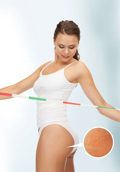 Frau blickt auf ihre Cellulite — Stockfoto