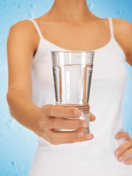 Mani di donna che tengono il bicchiere d'acqua — Foto Stock