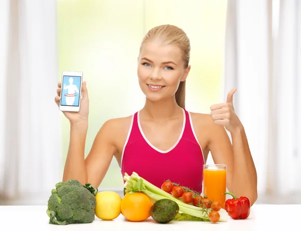 Mujer con frutas, verduras y smartphone — Stockfoto