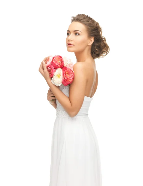 Mujer con ramo de flores — Foto de Stock