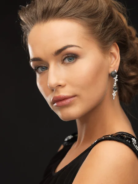 Kvinna med diamantörhängen — Stockfoto