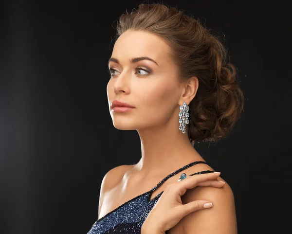 Mujer con pendientes de diamantes —  Fotos de Stock