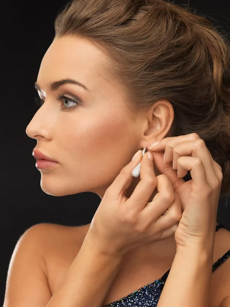 Donna che indossa orecchini di diamanti lucidi — Foto Stock