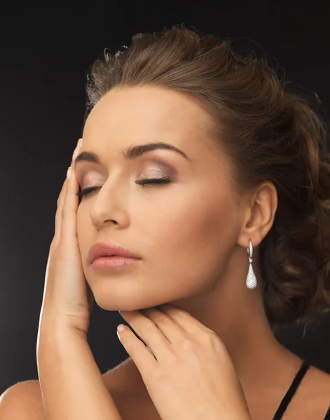 Mujer con pendientes de diamantes —  Fotos de Stock