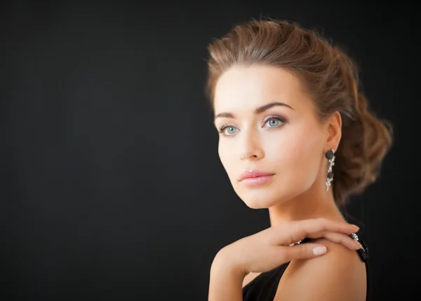 Mujer con pendientes de diamantes —  Fotos de Stock