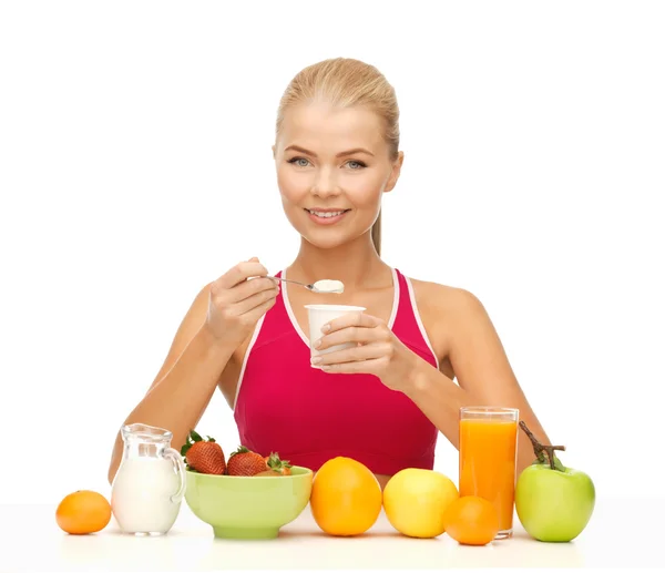 Mujer joven desayunando sano — Foto de Stock