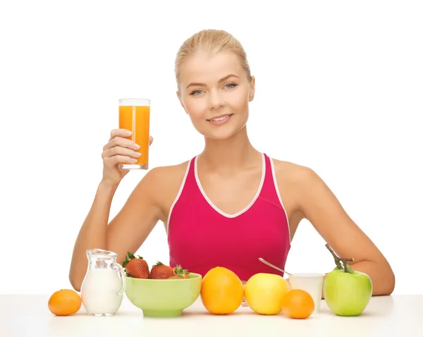 Young woman eating healthy breakfast — Stock Photo, Image