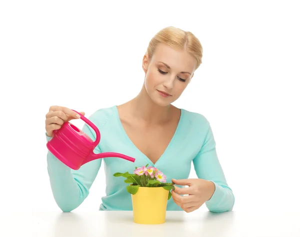 Dona de casa com flor em vaso e regador de lata — Fotografia de Stock