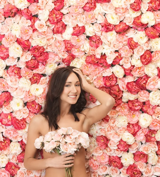 Mulher e fundo cheio de rosas — Fotografia de Stock