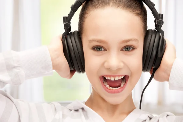 Menina adolescente feliz em fones de ouvido grandes — Fotografia de Stock