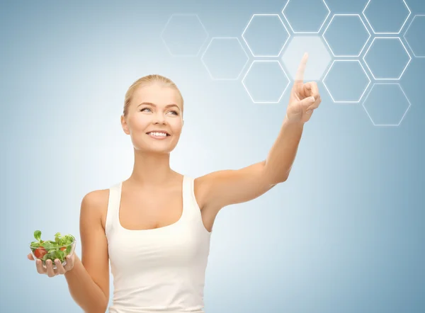 Vrouw met salade en virtuele scherm — Stockfoto