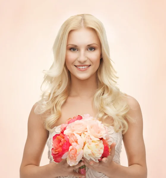 Femme avec bouquet de fleurs — Photo