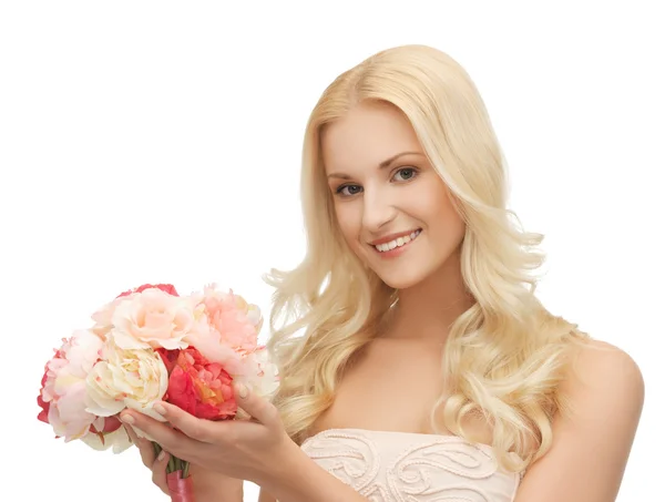 Femme avec bouquet de fleurs — Photo