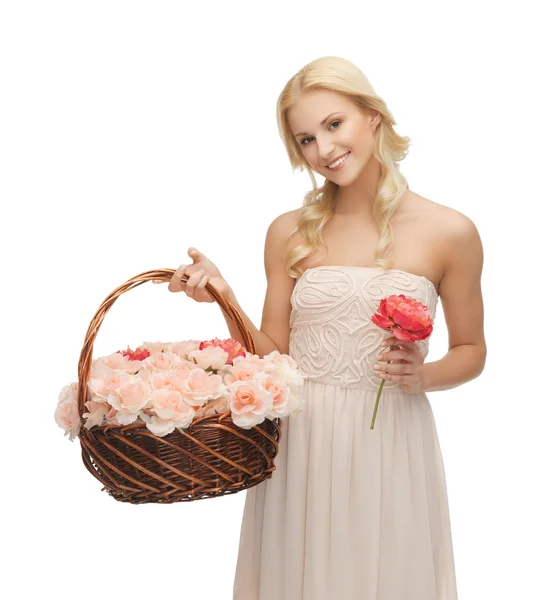 Femme avec panier plein de fleurs — Photo