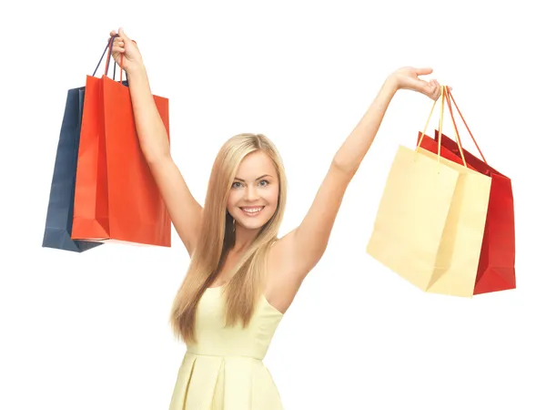 Podekscytowana kobieta z torby na zakupy — Zdjęcie stockowe
