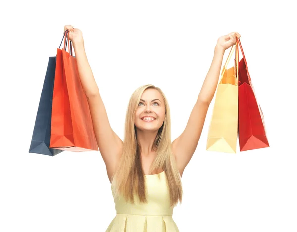 Aufgeregte Frau mit Einkaufstüten — Stockfoto