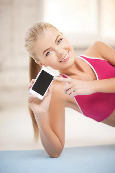 Mujer acostada en el suelo con smartphone — Foto de Stock