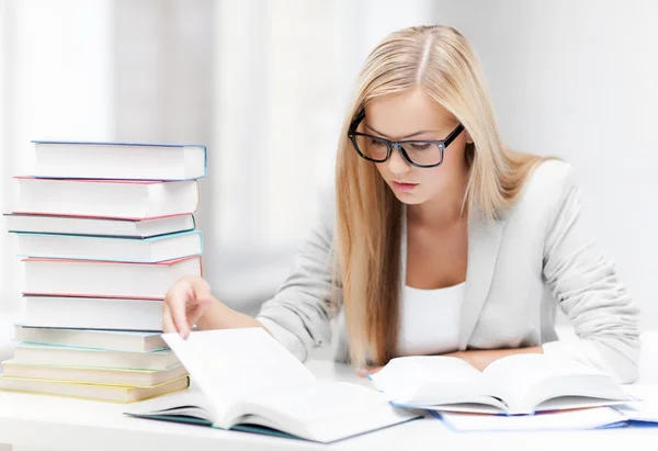 Étudiant avec livres et notes — Photo