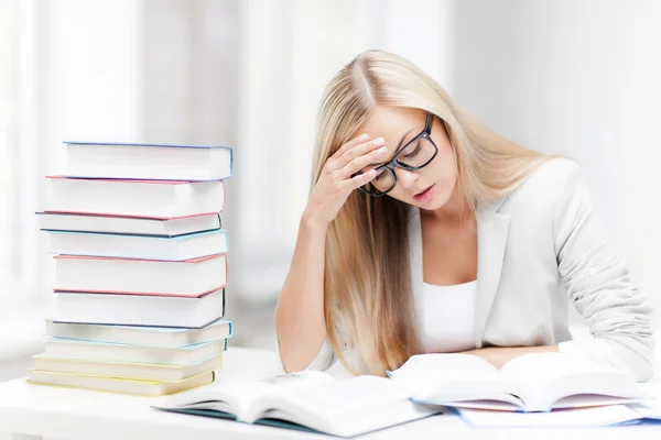 Étudiant avec livres et notes — Photo