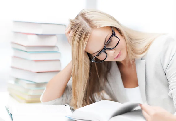 Estudiante con libros y notas — Foto de Stock