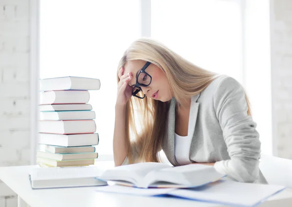 Student met boeken en nota 's — Stockfoto