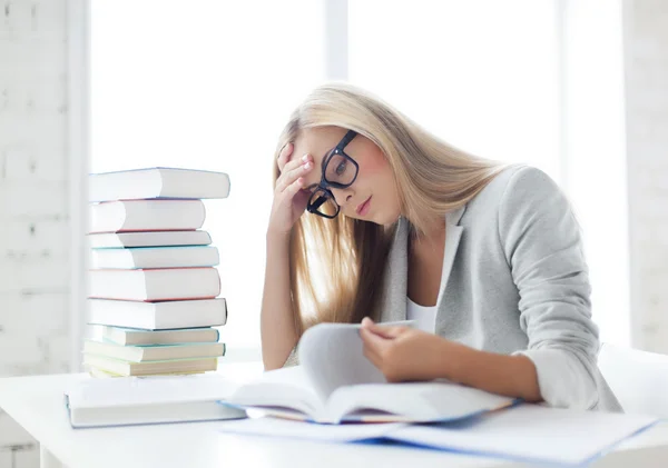 Étudiant avec livres et notes — Photo