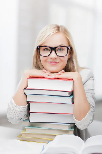 Étudiant avec pile de livres — Photo