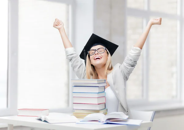 Estudante feliz em boné de graduação — Fotografia de Stock