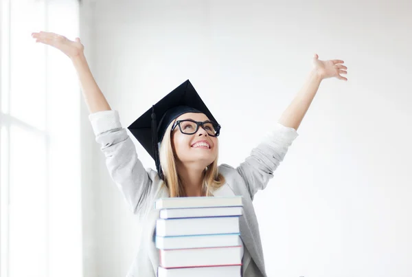 Estudiante feliz con gorra de graduación — Foto de Stock