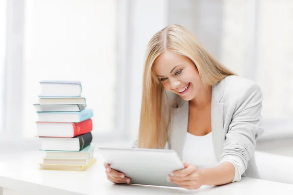 Estudante com livros e tablet pc — Fotografia de Stock