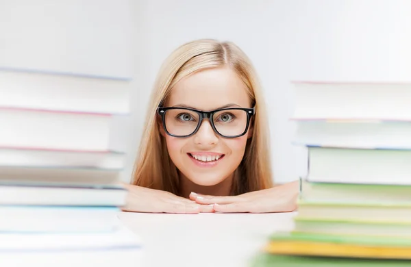 Student met stapel boeken — Stockfoto