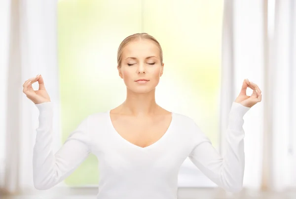 Mujer en meditación —  Fotos de Stock