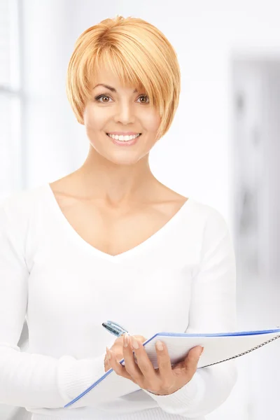 Attraktive Geschäftsfrau mit Notizbuch — Stockfoto