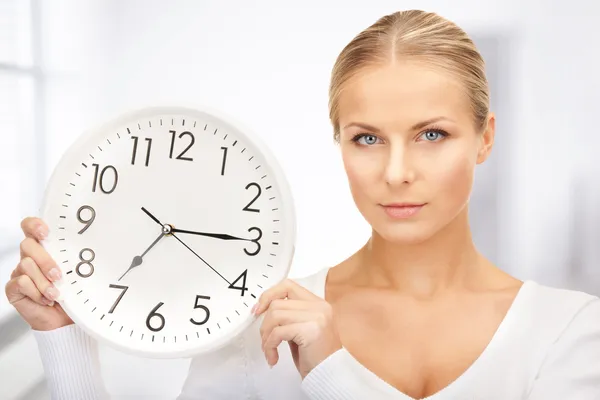 Женщина держит большие часы Стоковая Картинка