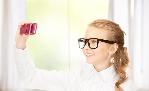 Menina feliz tirando foto com telefone celular — Fotografia de Stock