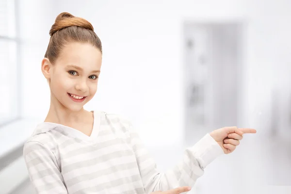 Teenager-Mädchen zeigt mit dem Finger — Stockfoto