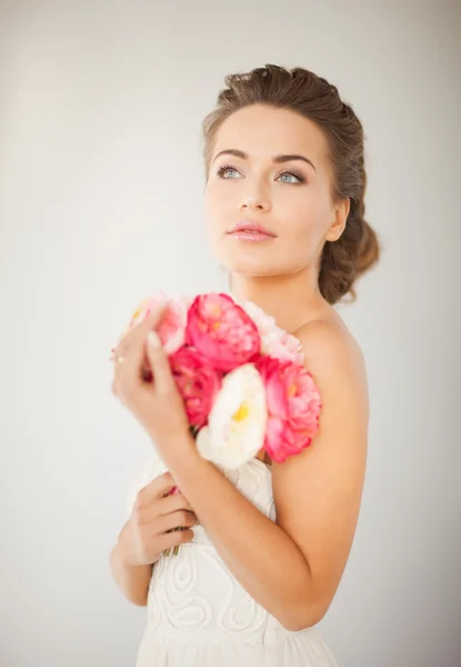 Mulher com buquê de flores — Fotografia de Stock