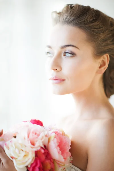 Bride with bouquet of flowers — Stock Photo, Image